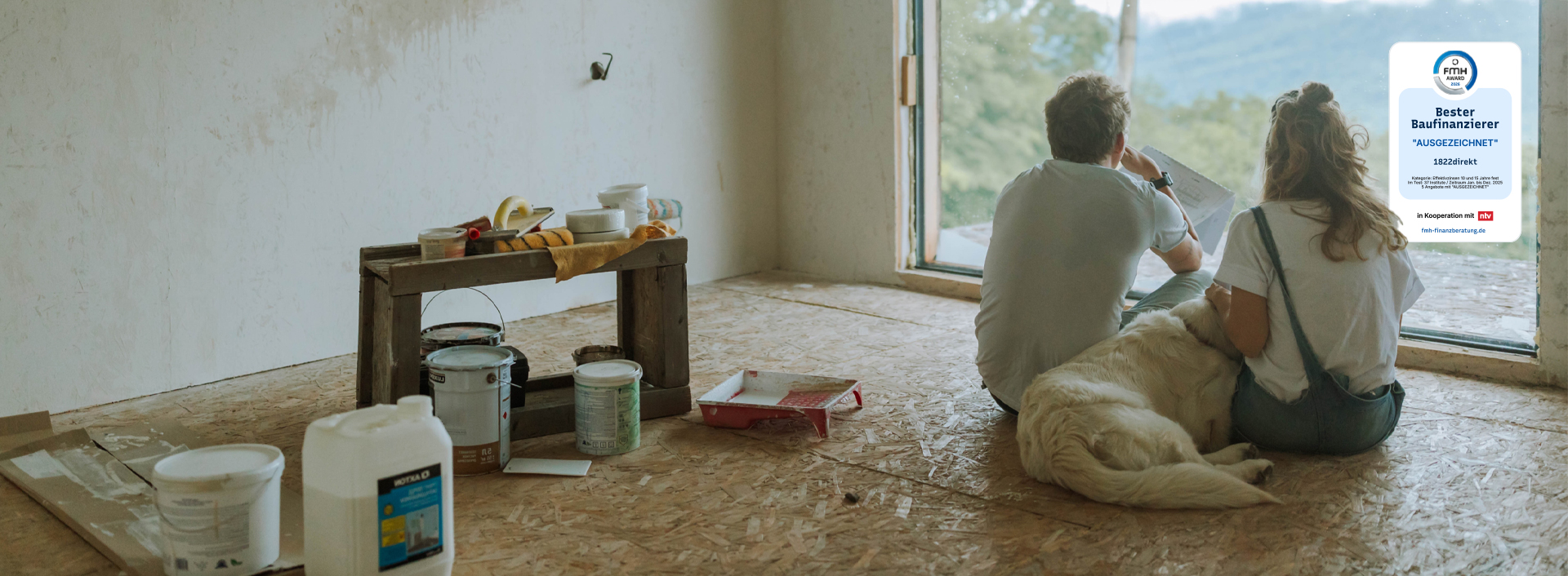 Junges Paar sitzt in neuer Wohnung, FMH-Award 2026 Bester Baufinanzierer "Ausgezeichnet" für 1822direkt