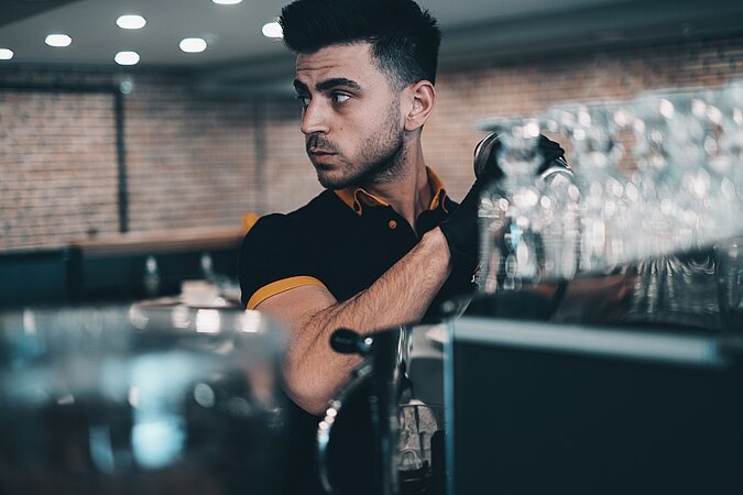 Junger Barrista in einem Cafe