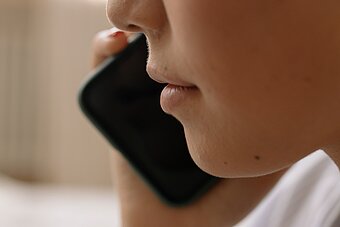 Frau am Telefon