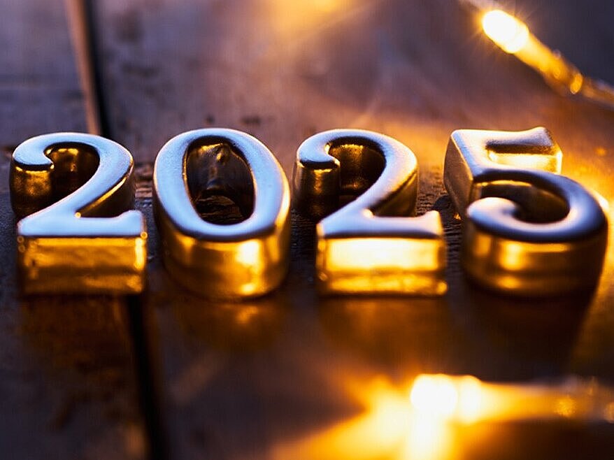 Wichtiges zum Jahreswechsel 2025 Jahreszahl 2025 mit Lcihterkerzen