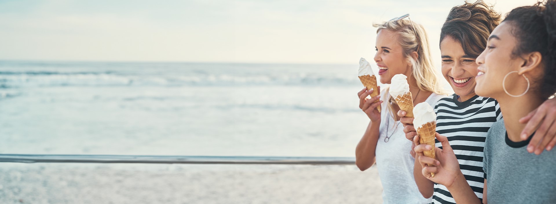 Frauen am Strand mit Eis