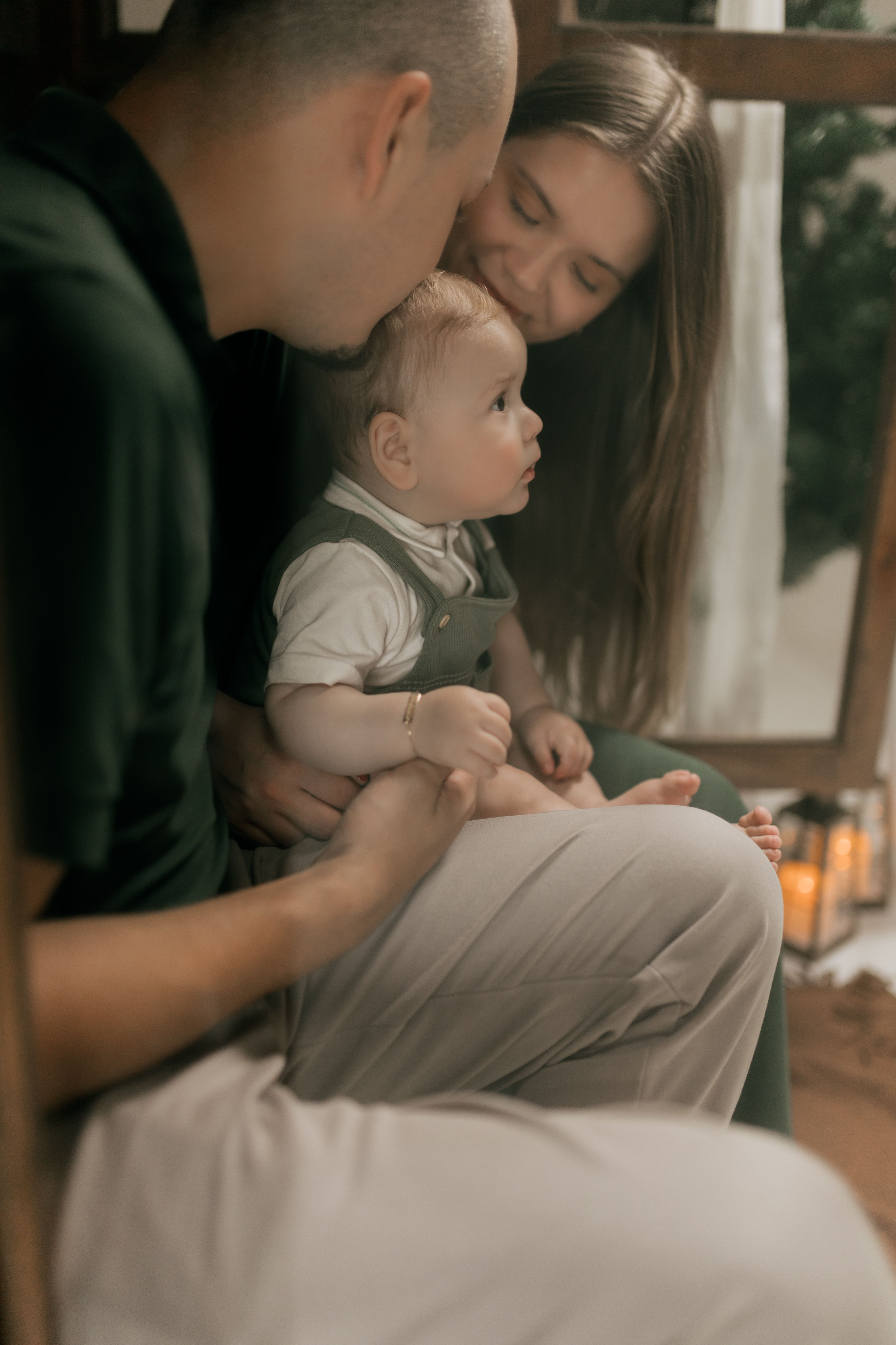 Junge Eltern mit Baby